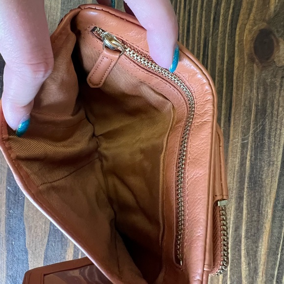 Stylish Tan Leather Wallet - Picture 5 of 8